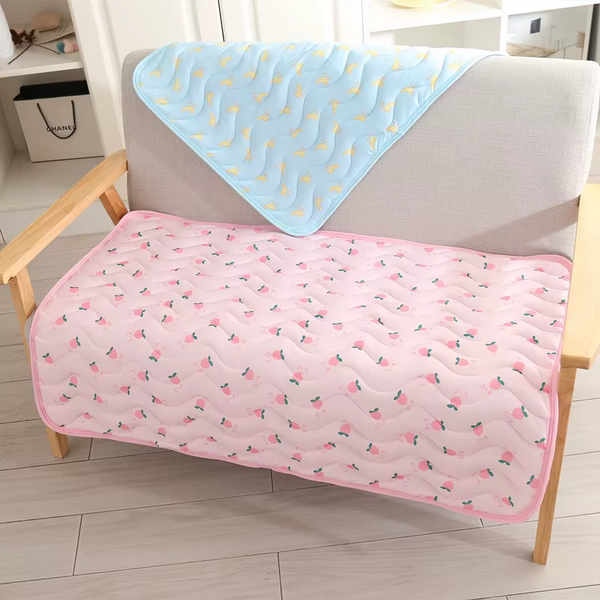 Летняя охлаждающая подстилка Derby Ice Silk Summer Pet Cooling Mat Strawberry CM012-2-70х100 фото